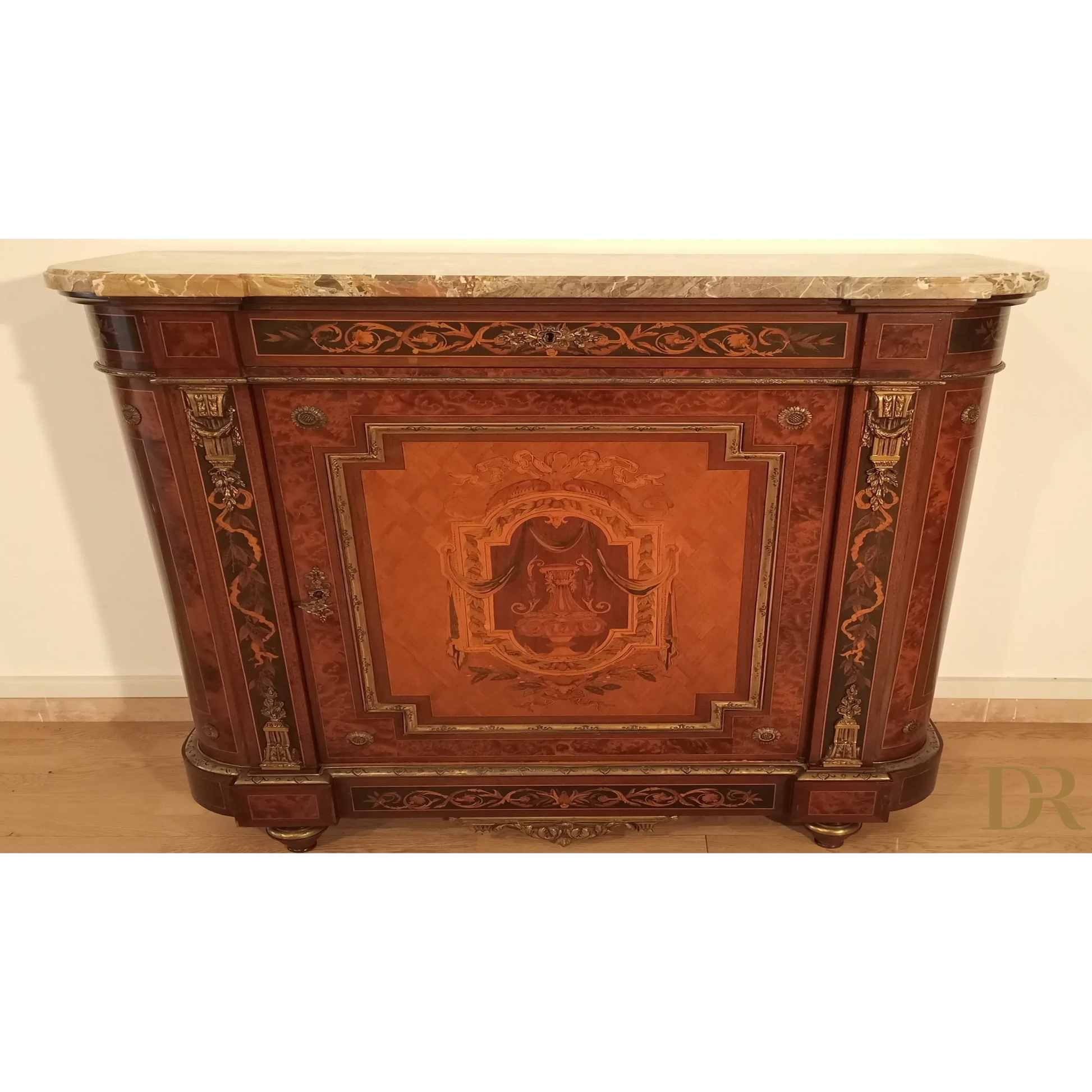 Sideboard mit Intarsien aus Messing, Marmor, Applikationen aus dem 20. Jahrhundert und verschiedenen Holzarten