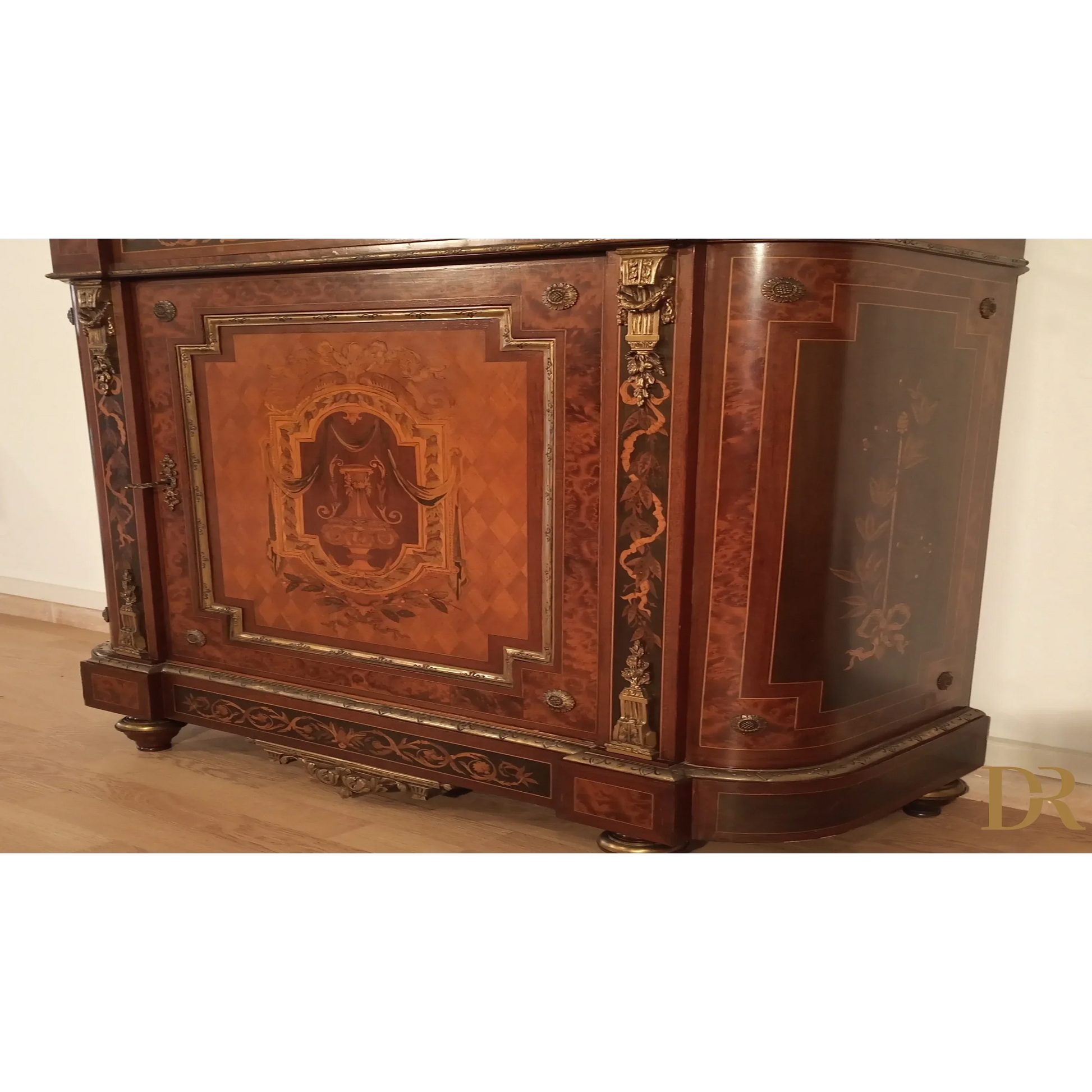 Sideboard mit Intarsien aus Messing, Marmor, Applikationen aus dem 20. Jahrhundert und verschiedenen Holzarten