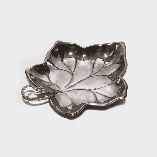 Vintage bowl vine leaf: Elegant vintage decoration made of silver