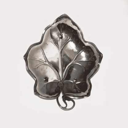 Vintage bowl vine leaf: Elegant vintage decoration made of silver