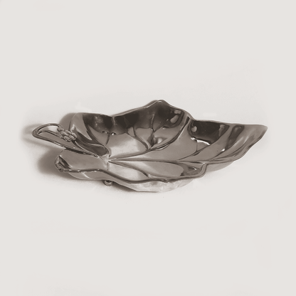 Vintage bowl vine leaf: Elegant vintage decoration made of silver