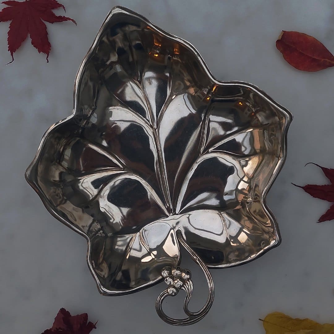 Vintage bowl vine leaf: Elegant vintage decoration made of silver