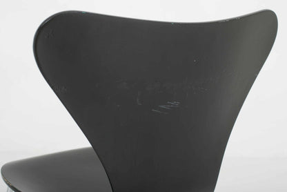 Fritz Hansen 3107 chairs by Arne Jacobsen in black