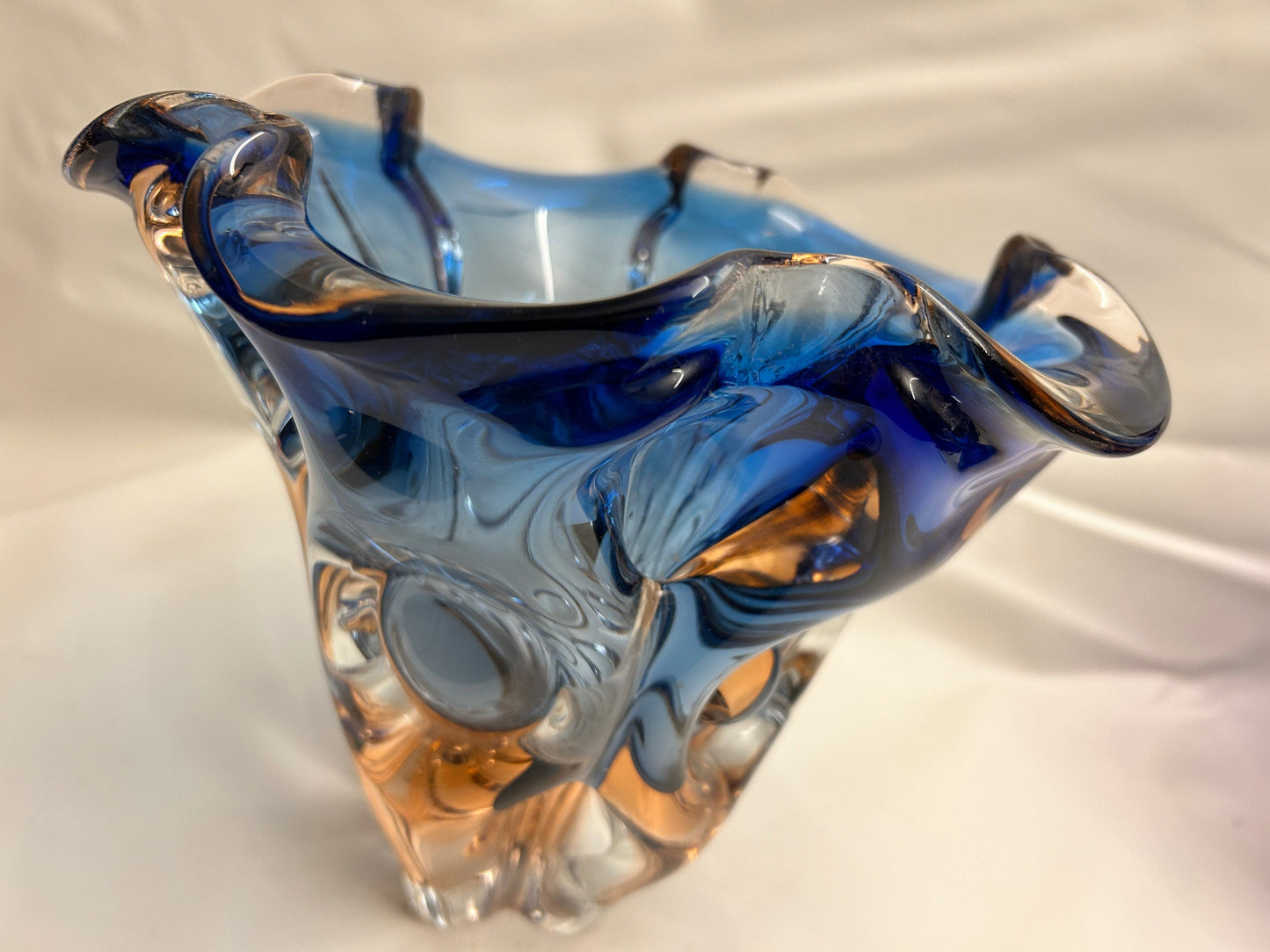 Bohemian Vase, Farbverlauf Bernsteinfarben in Blau, massives Glas, 1970ies