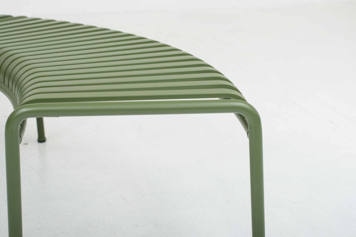 Hay Pallisade Park Bench von Ronan und Erwan Bouroullec in Olive Vintage