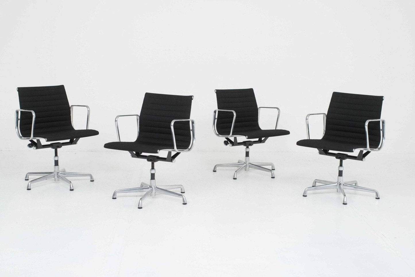 Herman Miller Eames EA 117 Bürostuhl- Schwarz- Aluminium poliert Vintage