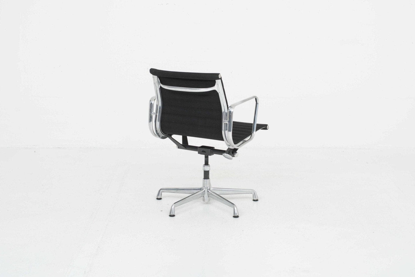 Herman Miller Eames EA 117 Bürostuhl- Schwarz- Aluminium poliert Vintage