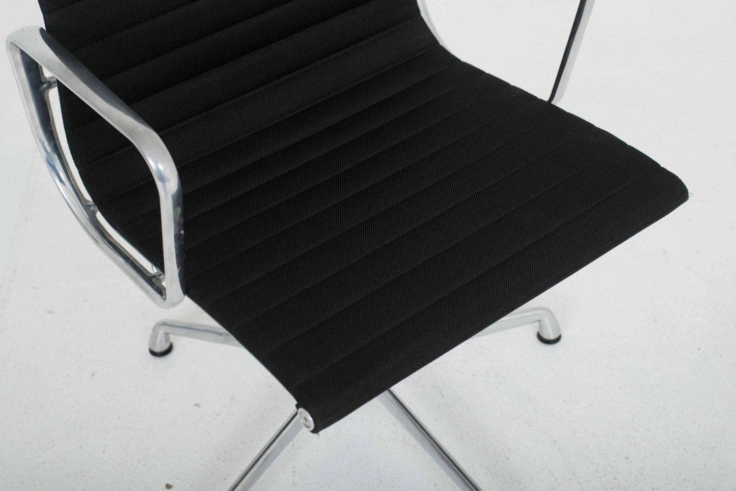 Herman Miller Eames EA 117 Bürostuhl- Schwarz- Aluminium poliert