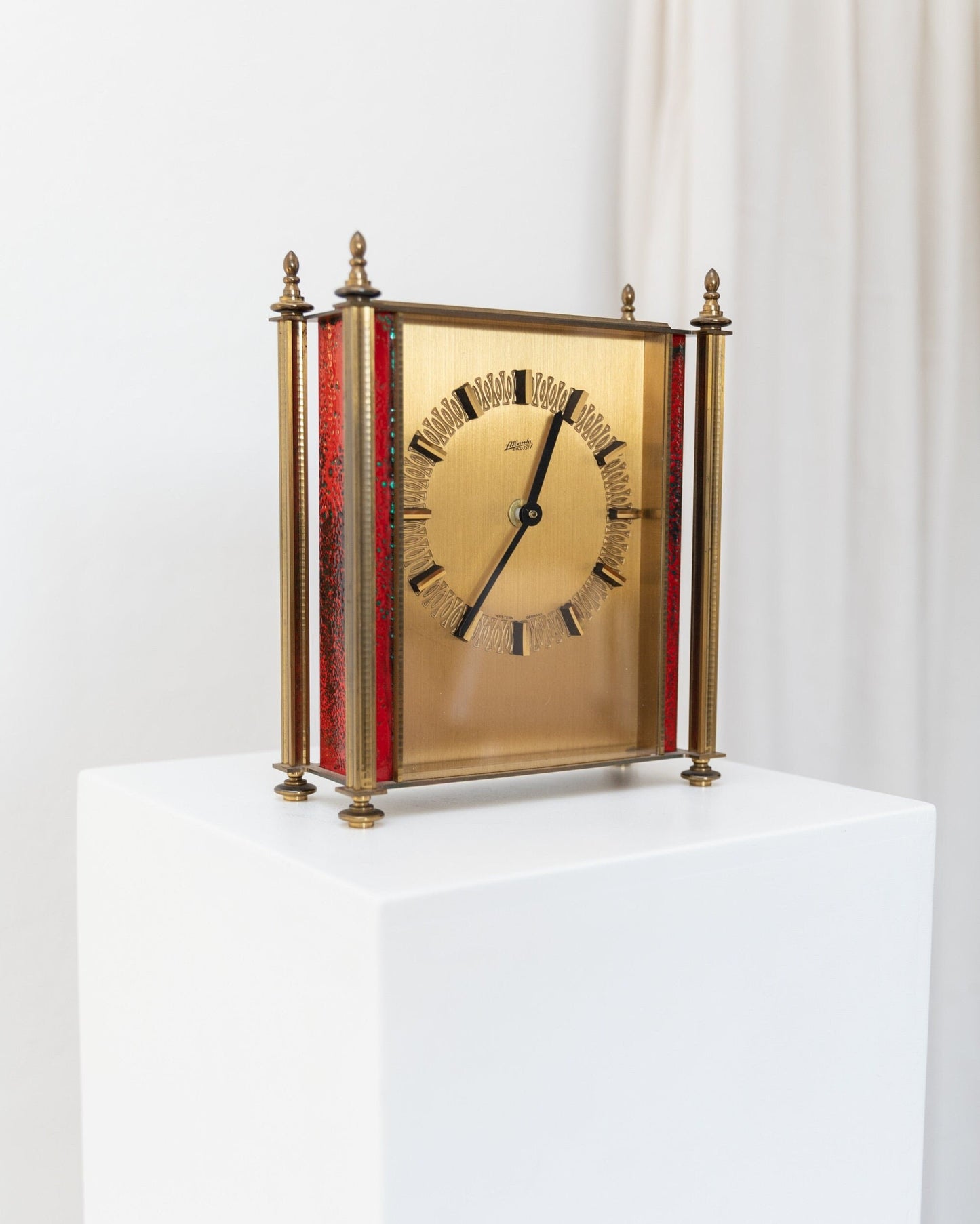 Atlanta Desk Clock Horloge debout en laiton avec détails rouges millésime des années 1970