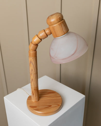 Lampe de table de Solbackens Svarveri en bois de pin avec verre glacé rose Mid Century Suède 1960 vintage