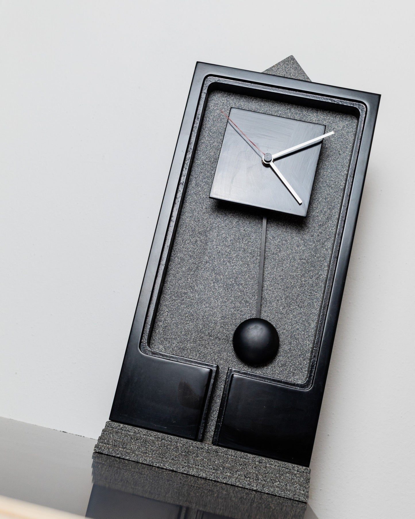 XL Costantini l'Oggetto Grandfather Clock Années 1980 Postmodern Memphis Style en Noir Gris Made in Italy vintage