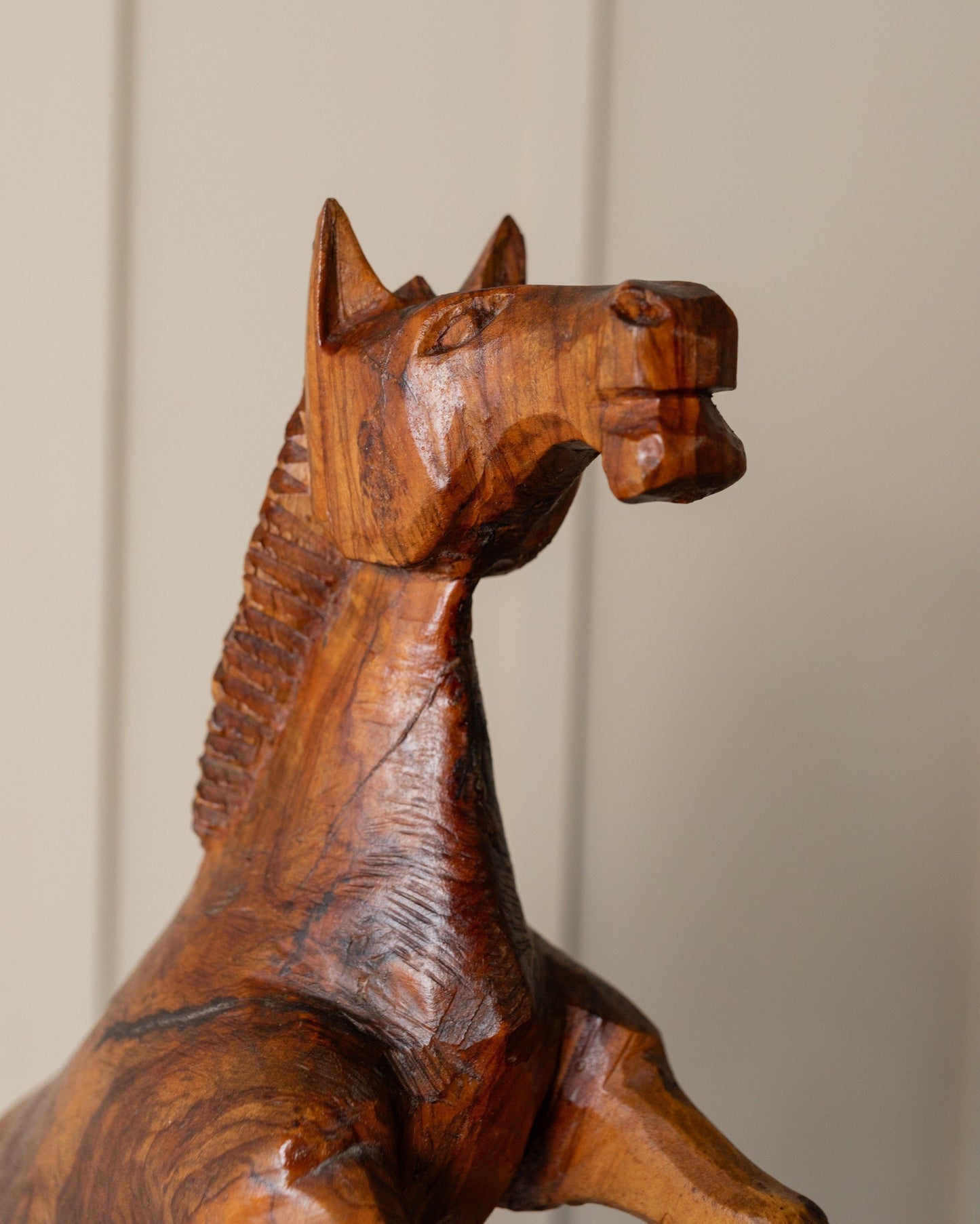 Sculpture cheval en bois des années 60, figure d'étalon montante sculptée XXL, décoration moderne milieu de siècle, cadeau pour lui vintage