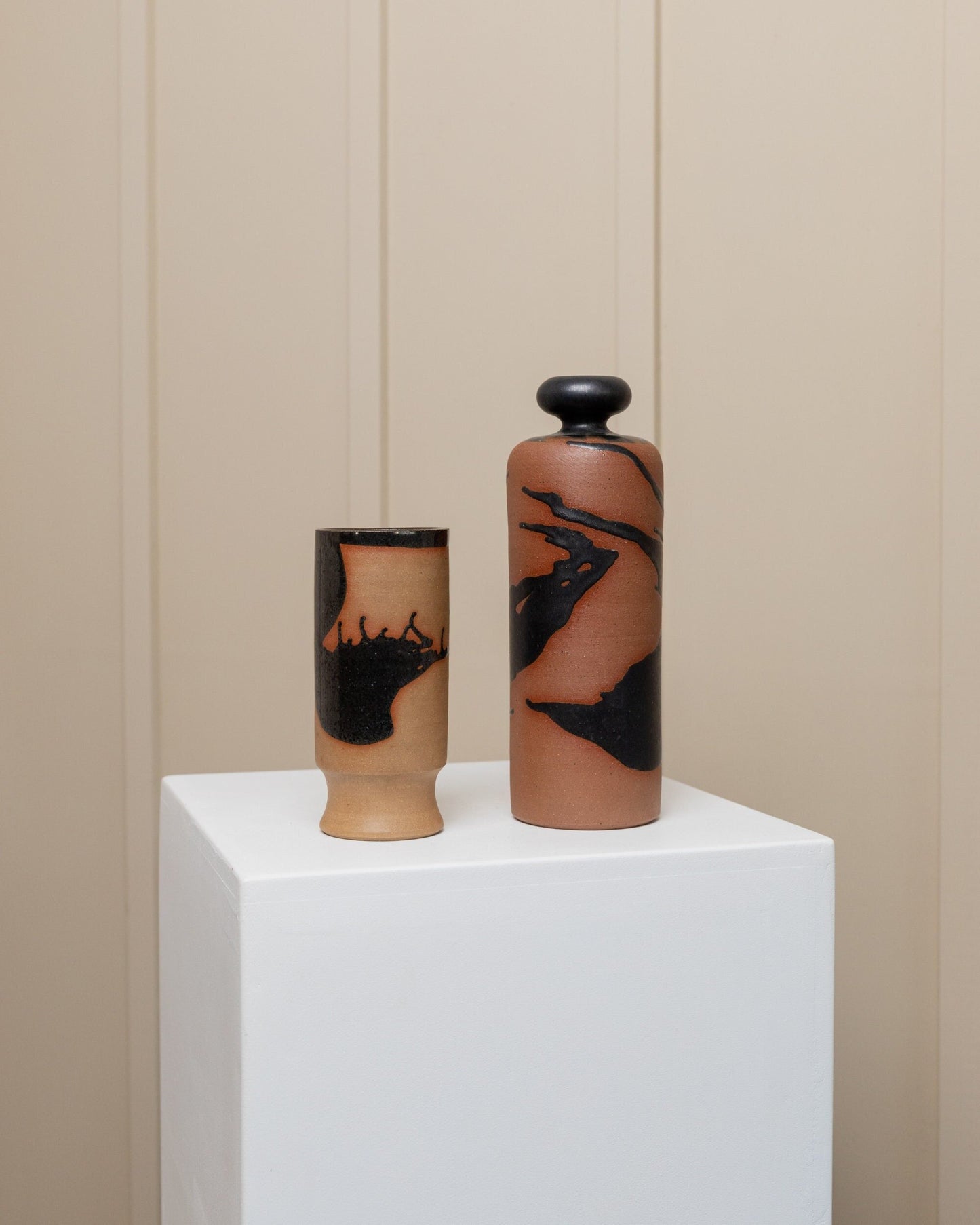 Ensemble de 2 carafes avec tasses à boire, Studio Ceramics par Tristan Drechsler Brown Stoneware avec Black Blob Glaze MCM 1970s vintage