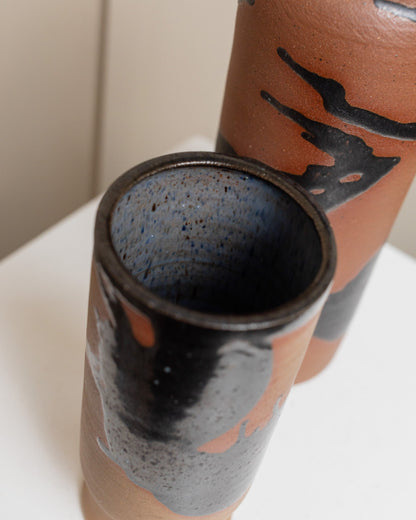 Ensemble de 2 carafes avec tasses à boire, Studio Ceramics par Tristan Drechsler Brown Stoneware avec Black Blob Glaze MCM 1970s vintage