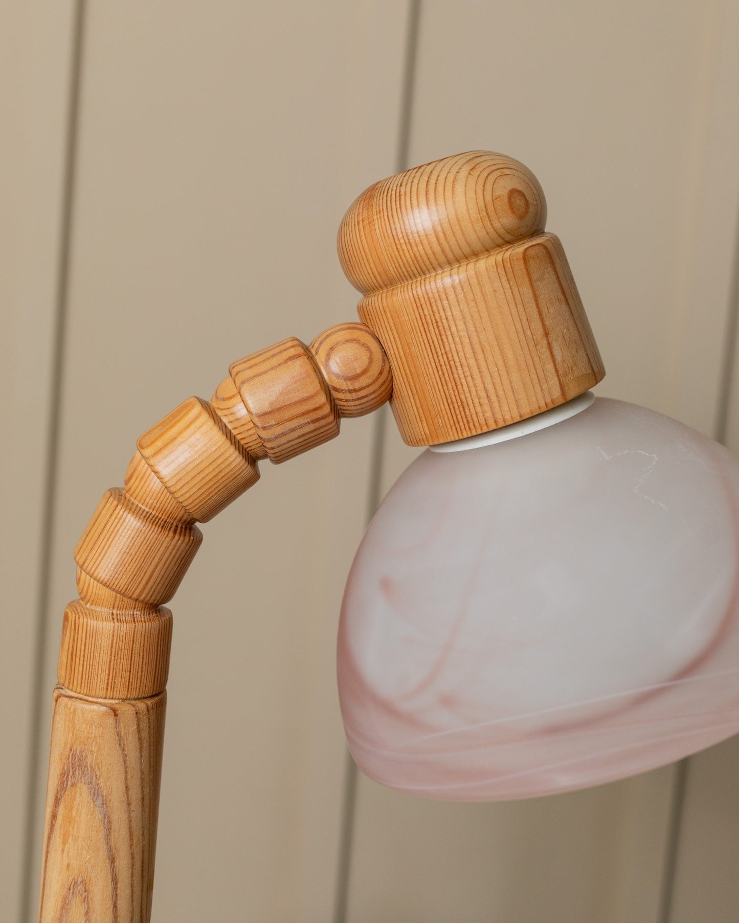 Lampe de table de Solbackens Svarveri en bois de pin avec verre glacé rose Mid Century Suède 1960 vintage