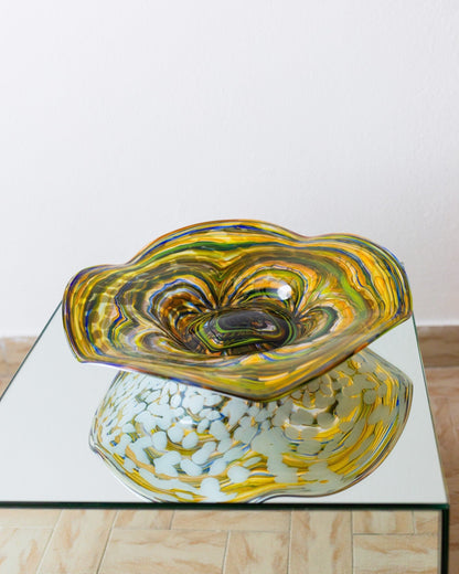 XL Bol en verre de Murano Rayures colorées et points blancs Forme organique Art en verre de haute qualité MCM Italie Années 1970 vintage