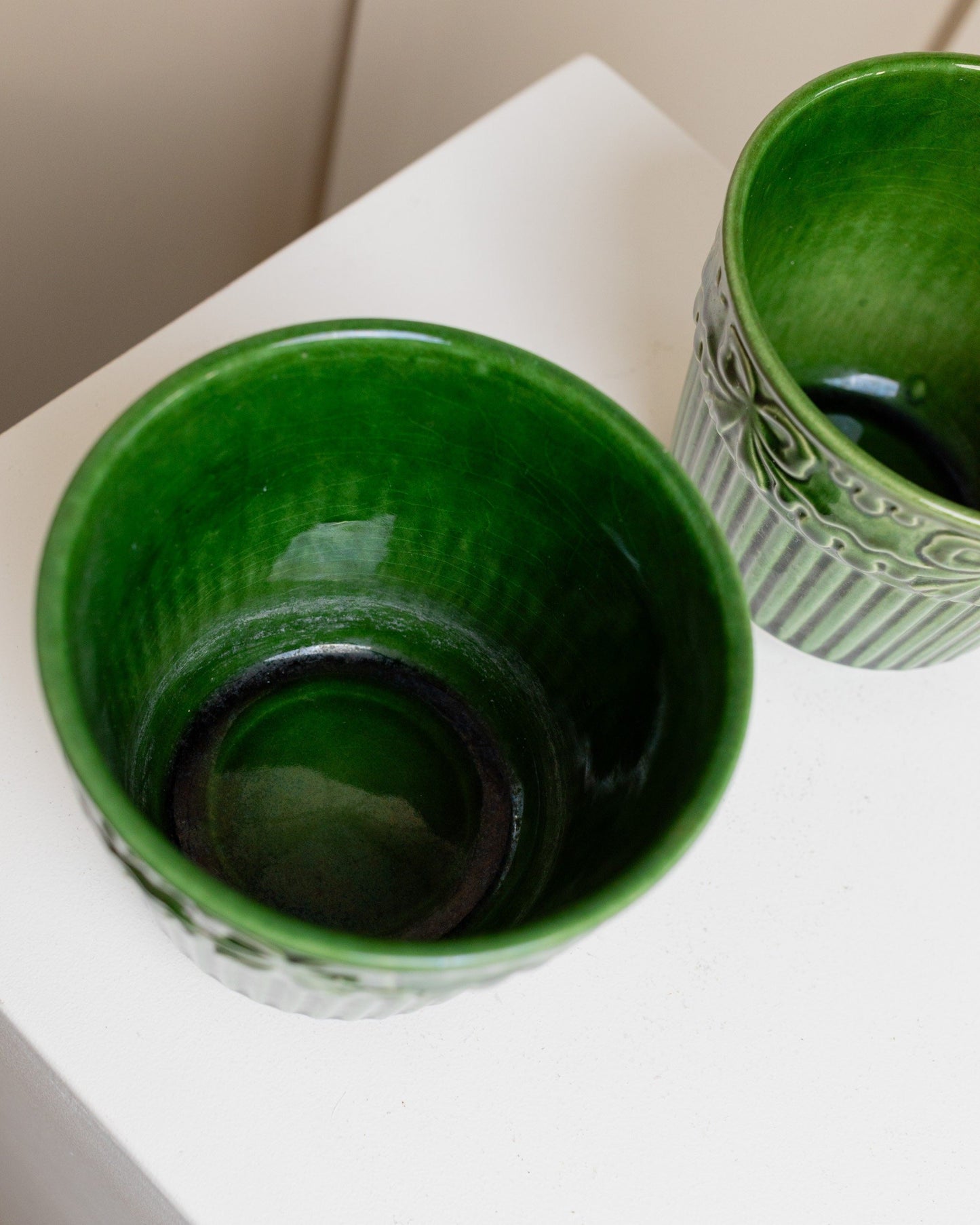 Set of 2 bay ceramic flowerpots model 603-14 green wave and flower relief West Germany 1980s vintage