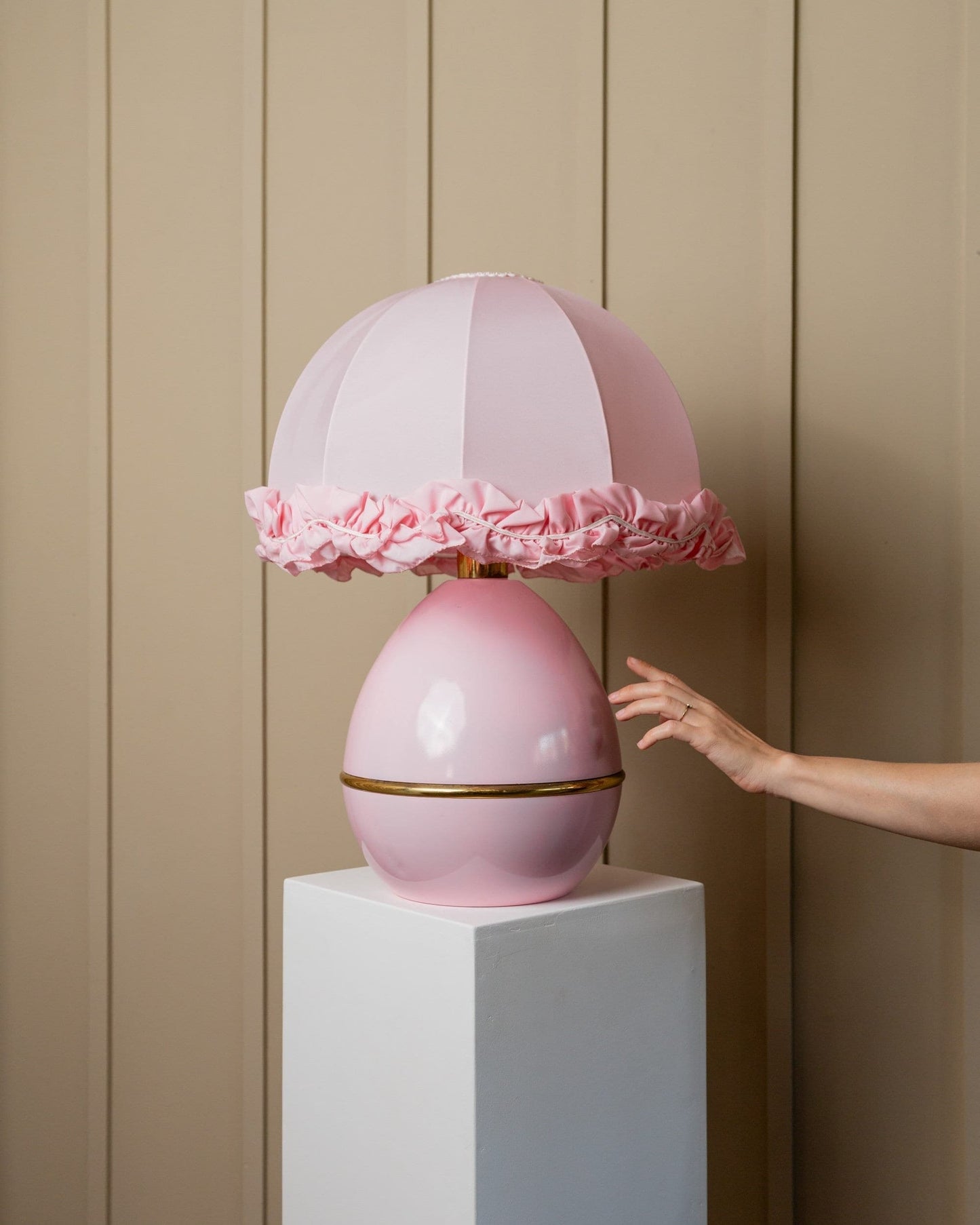 1 of 2 XXL Pink Metal Table Lamps 1980s Ruffled Lampshade Hollywood Regency Style Italy Vintage