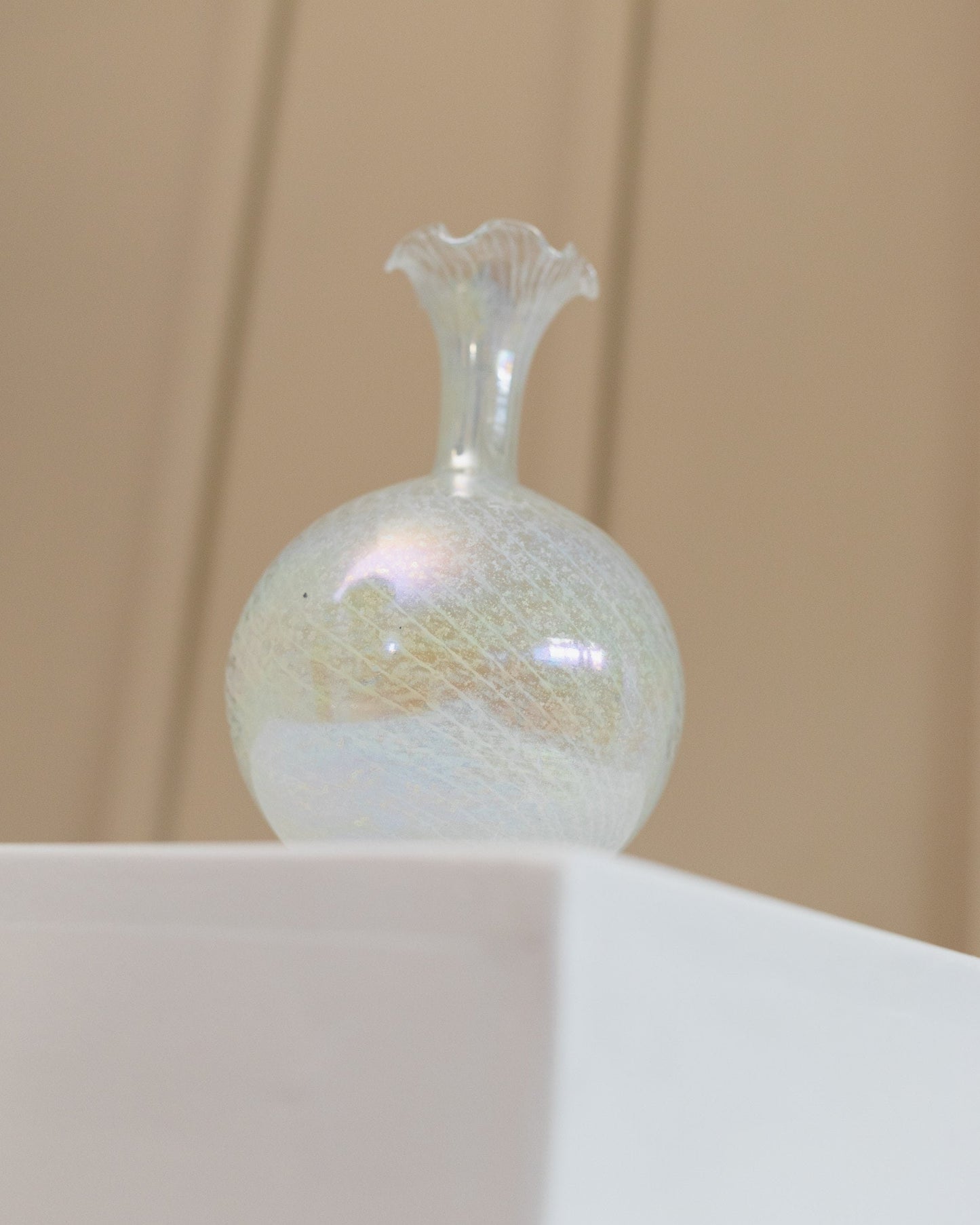 Vase en verre de Murano irisé des années 1940 Vase à volants Fenton avec tourbillons Verre d’art italien vintage