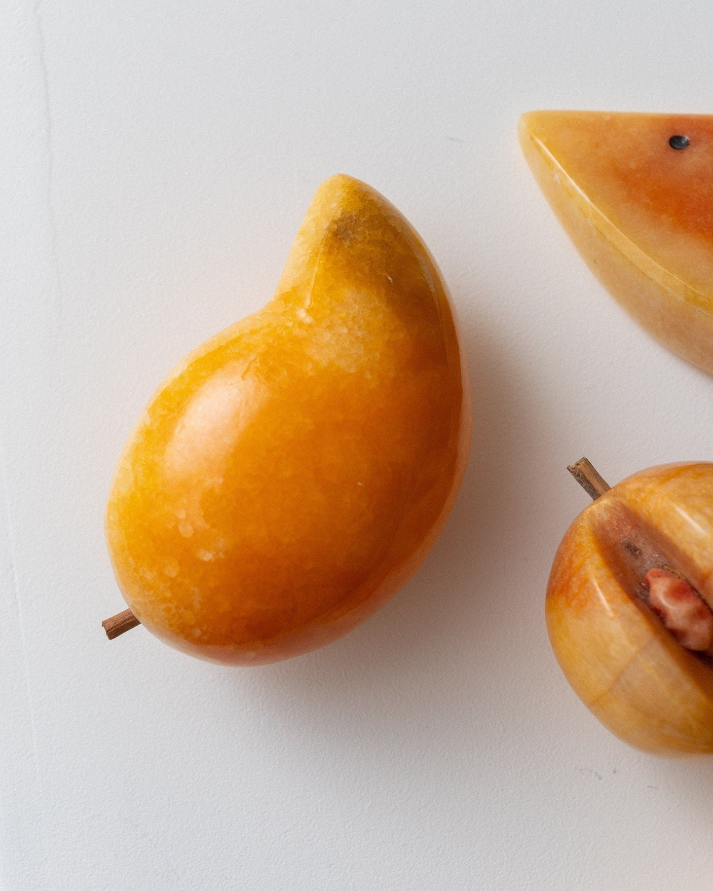 Set von 4 Alabasterfrüchten gelbe Frucht handgefertigt aus Stein Mid Century Design Italien 1970er Vintage