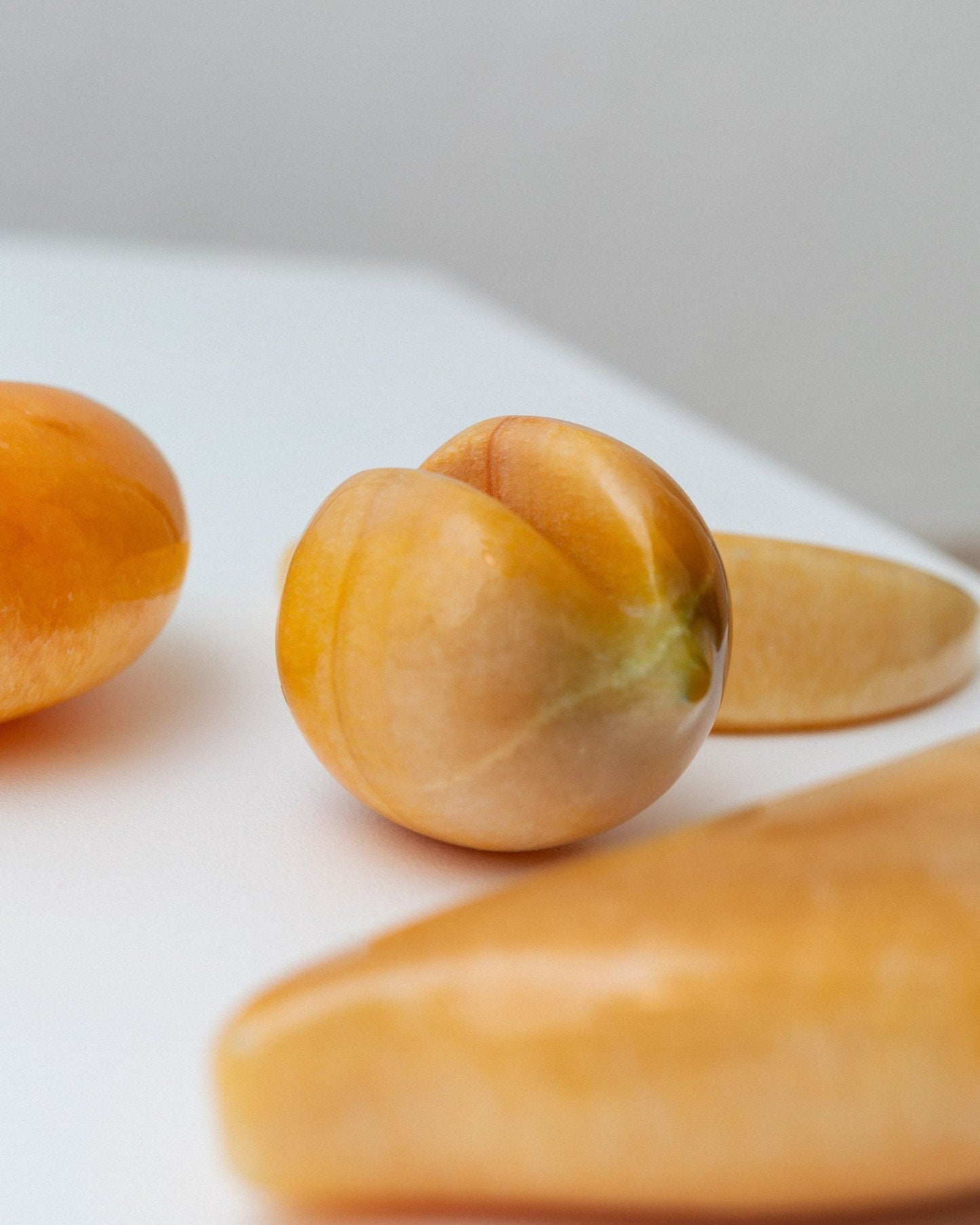 Set von 4 Alabasterfrüchten gelbe Frucht handgefertigt aus Stein Mid Century Design Italien 1970er Vintage