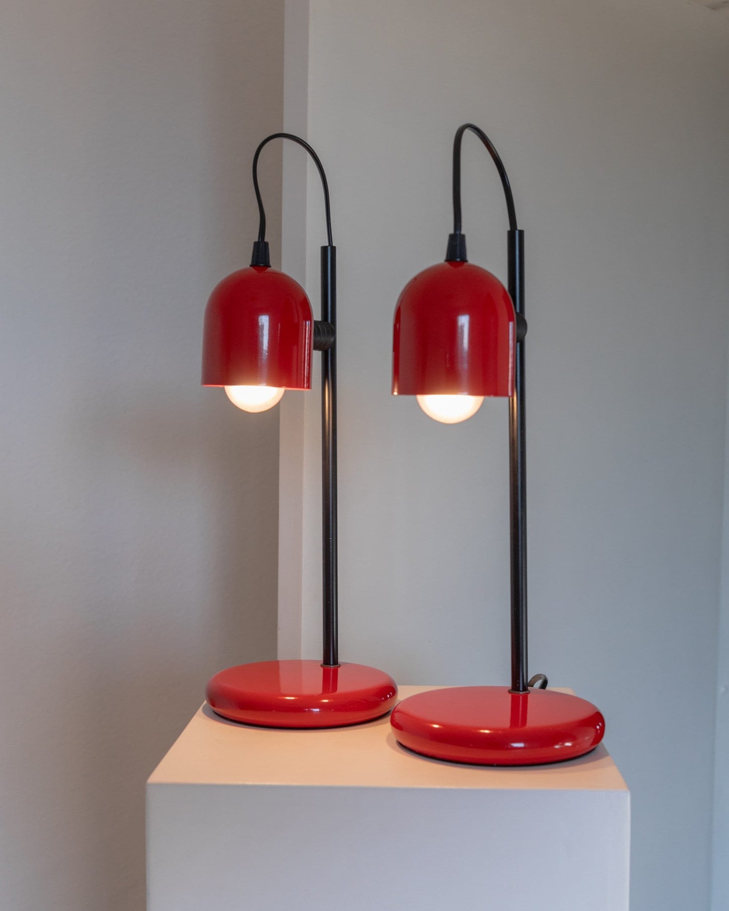 Set of 2 red table lamps postmodern Memphis design Italy 1980s vintage