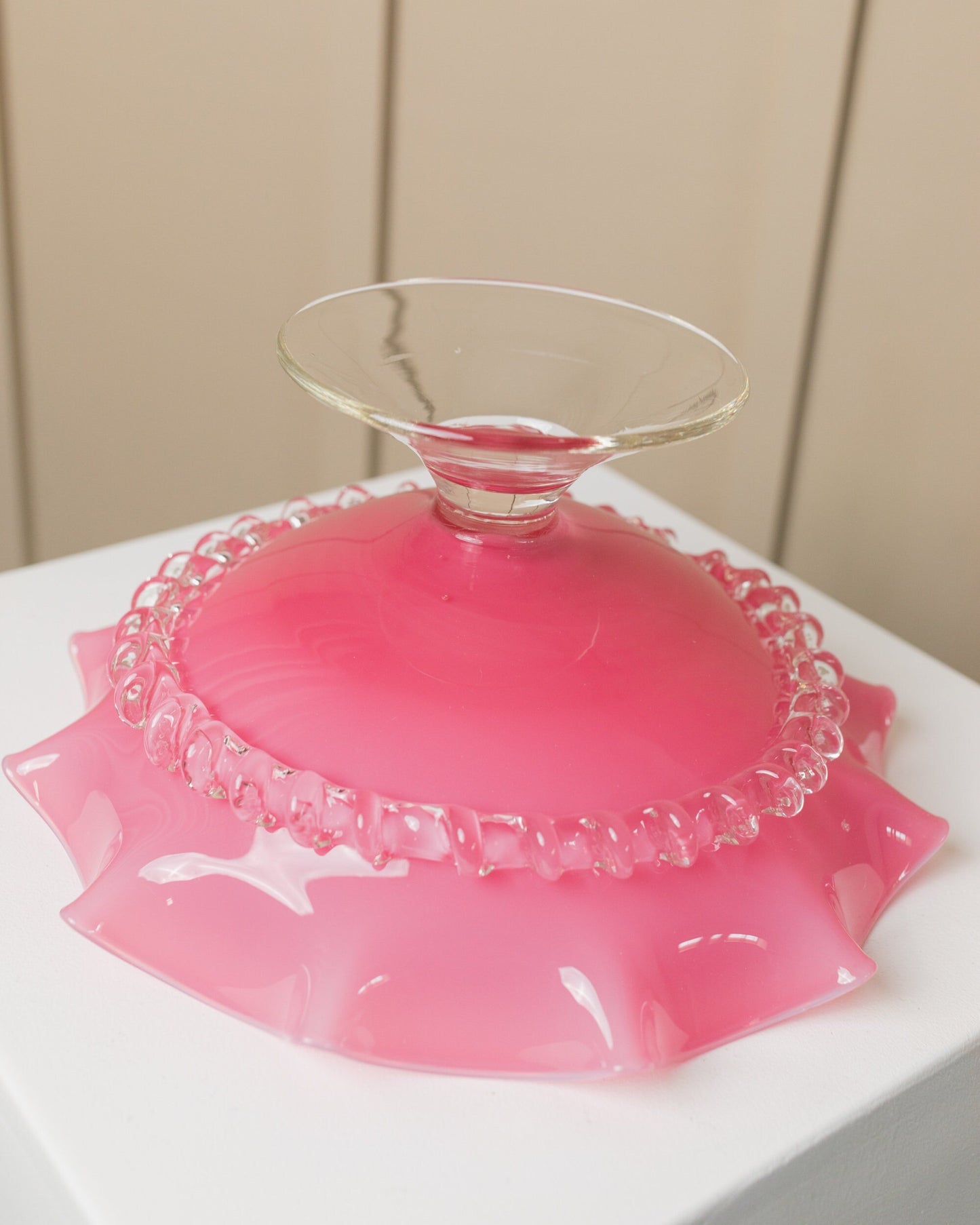 Bonbonnière en verre Empoli, verre rose et clair des années 60 avec pied art du verre italien vintage