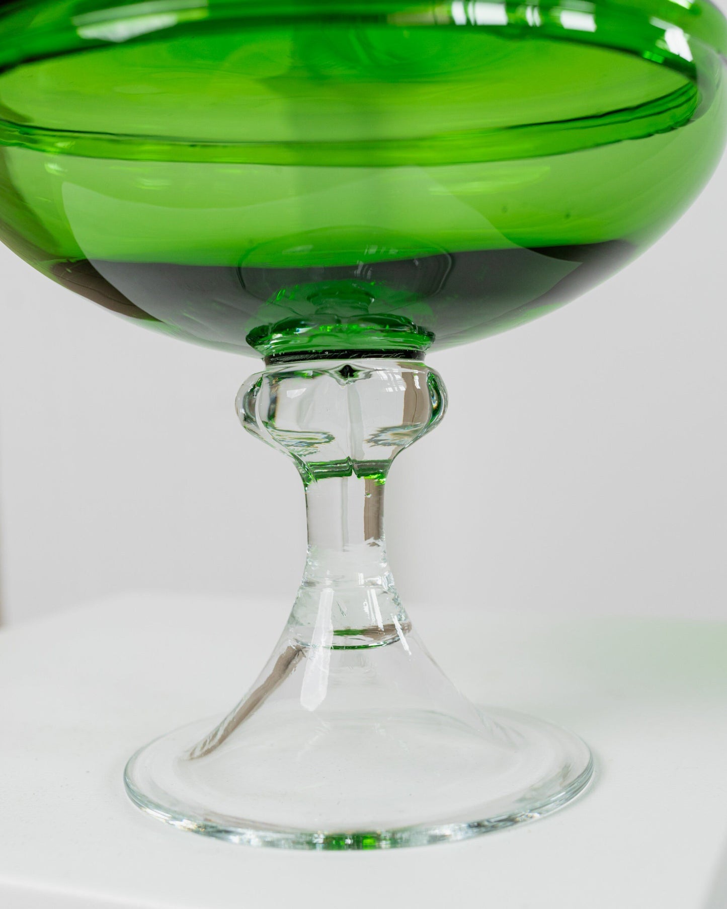 Bol à bonbons en verre de Murano années 1970 Verre vert et clair avec couvercle et pied Verre italien Art vintage