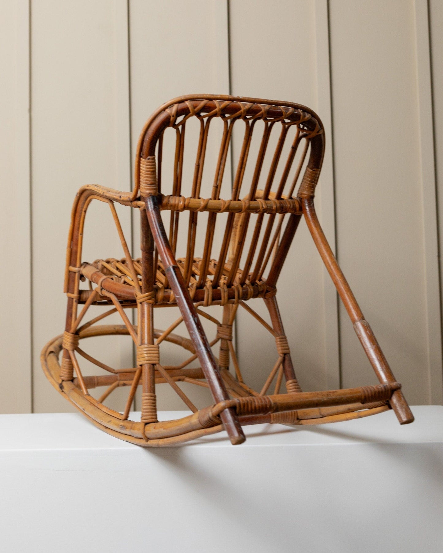 Chaise à bascule en bambou pour enfants Chaise Boho Design milieu du siècle Italie Années 70 Vintage