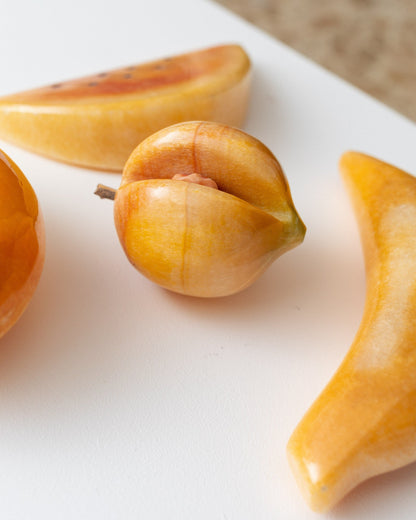 Ensemble de 4 fruits d'albâtre fruits jaunes faits à la main à partir de pierre design du milieu du siècle Italie millésime des années 1970