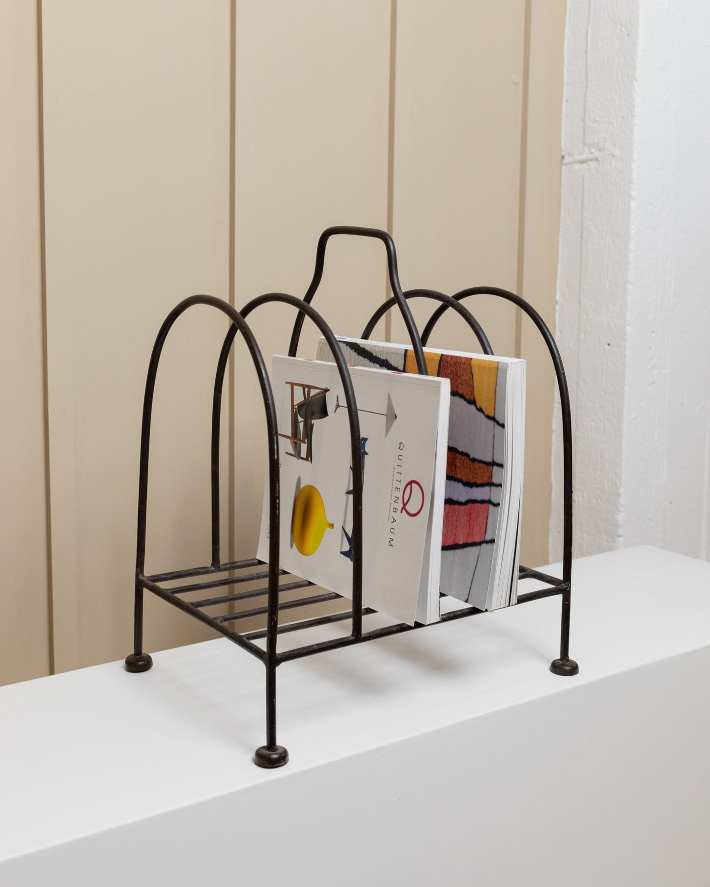 XL Metal Magazine Rack Italie Années 1970 Rétro Rangement fait main pour magazines, disques, vaisselle vintage