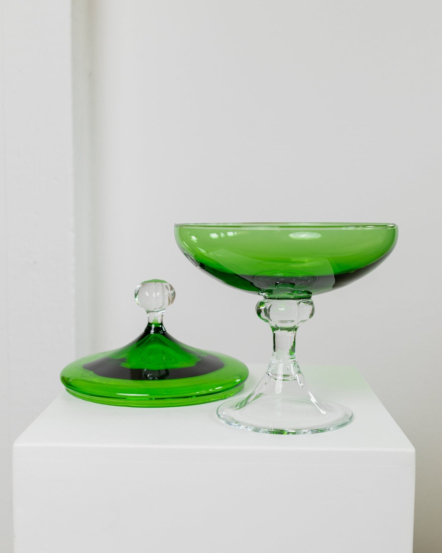 Bol à bonbons en verre de Murano années 1970 Verre vert et clair avec couvercle et pied Verre italien Art vintage