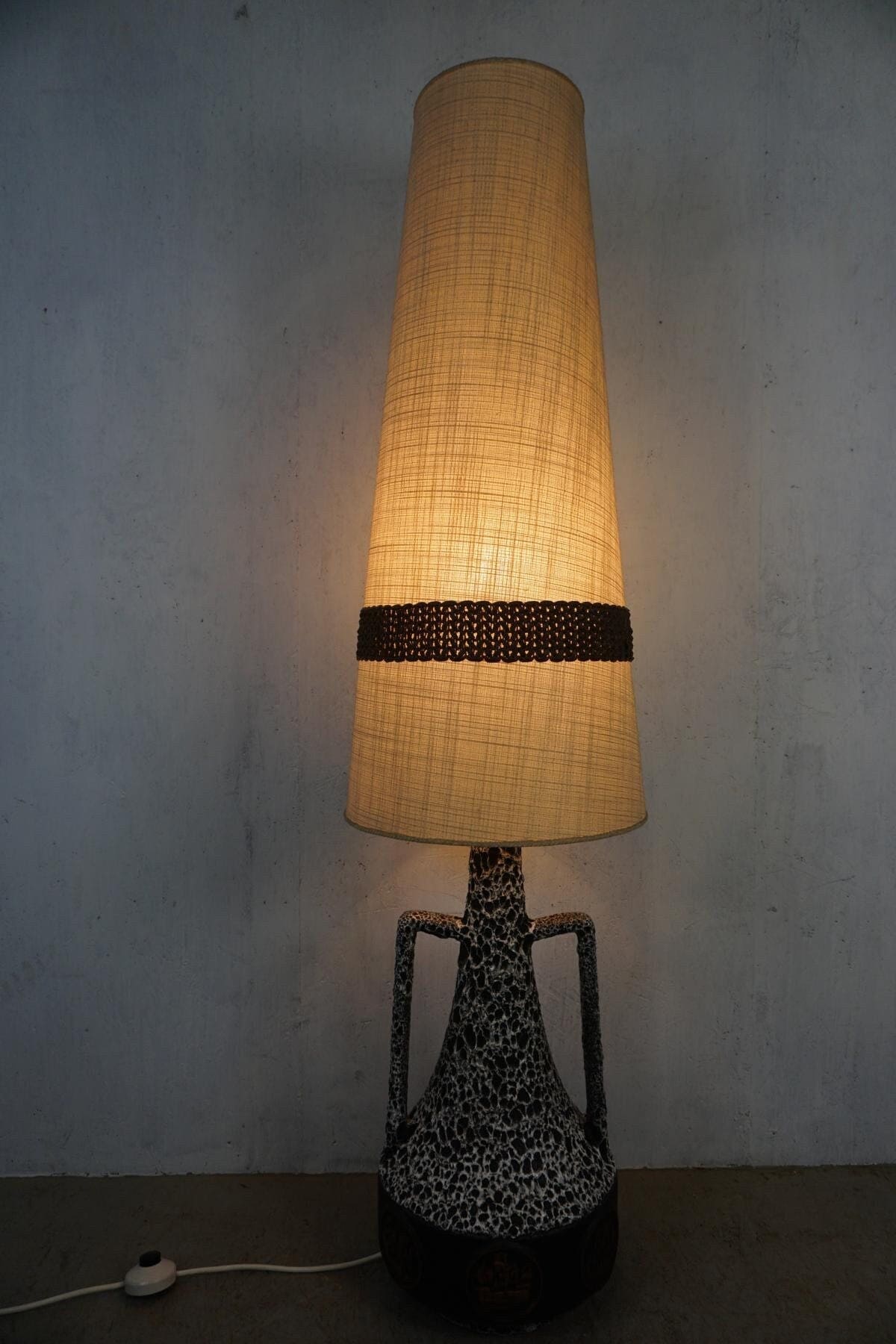 Stylische Stehlampe mit Fat Lava Keramik Sockel Vintage