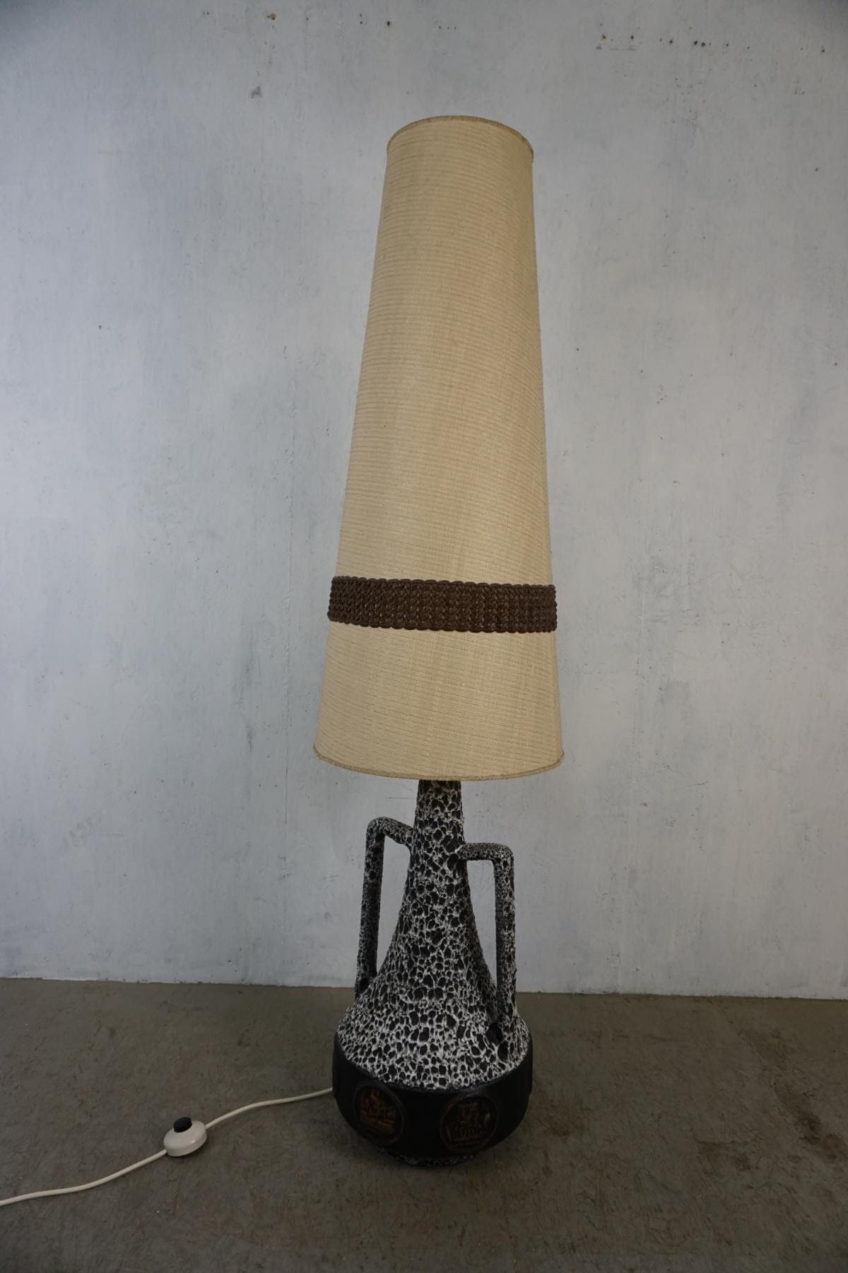 Stylische Stehlampe mit Fat Lava Keramik Sockel Vintage