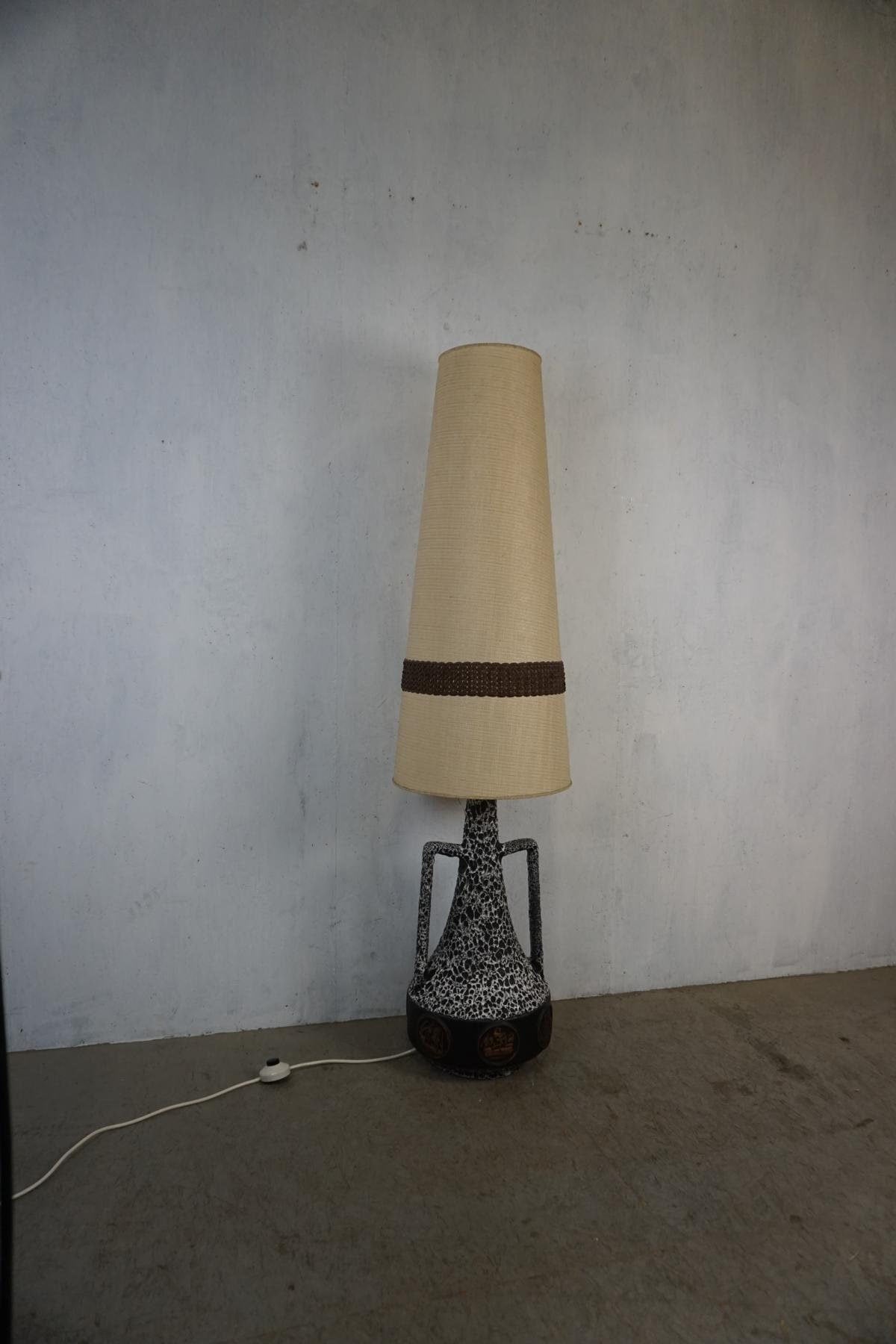 Stylische Stehlampe mit Fat Lava Keramik Sockel Vintage