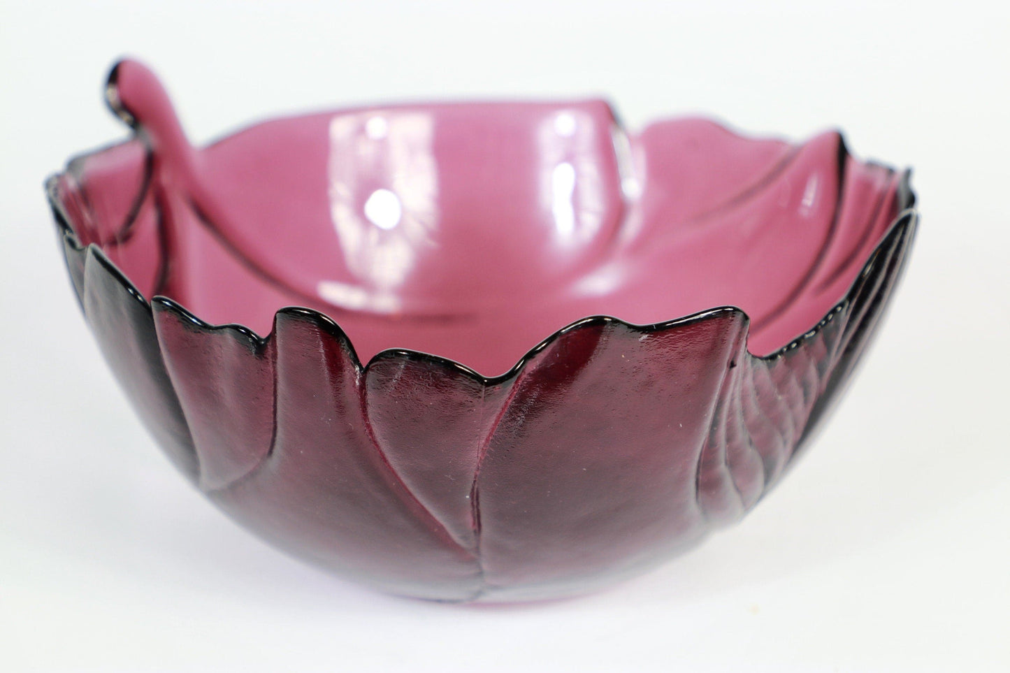 Vintage violet glass bowl from the 80s Art Deco cabbage red cabbage Luminarc Arcoroc