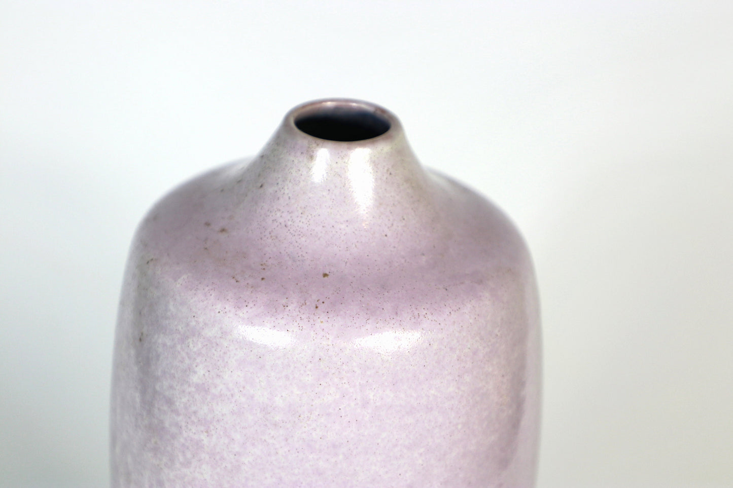 Vase à fleurs vintage couleur lilas en céramique fait à la main effet torsadé glaçure années 1980 1990