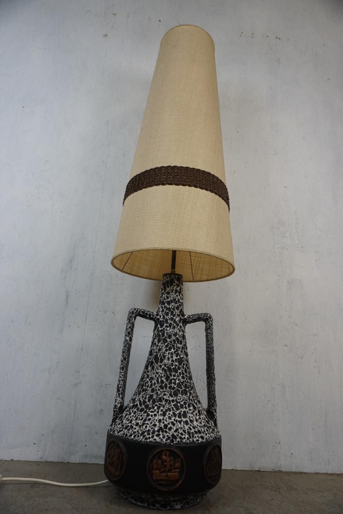 Stylische Stehlampe mit Fat Lava Keramik Sockel Vintage