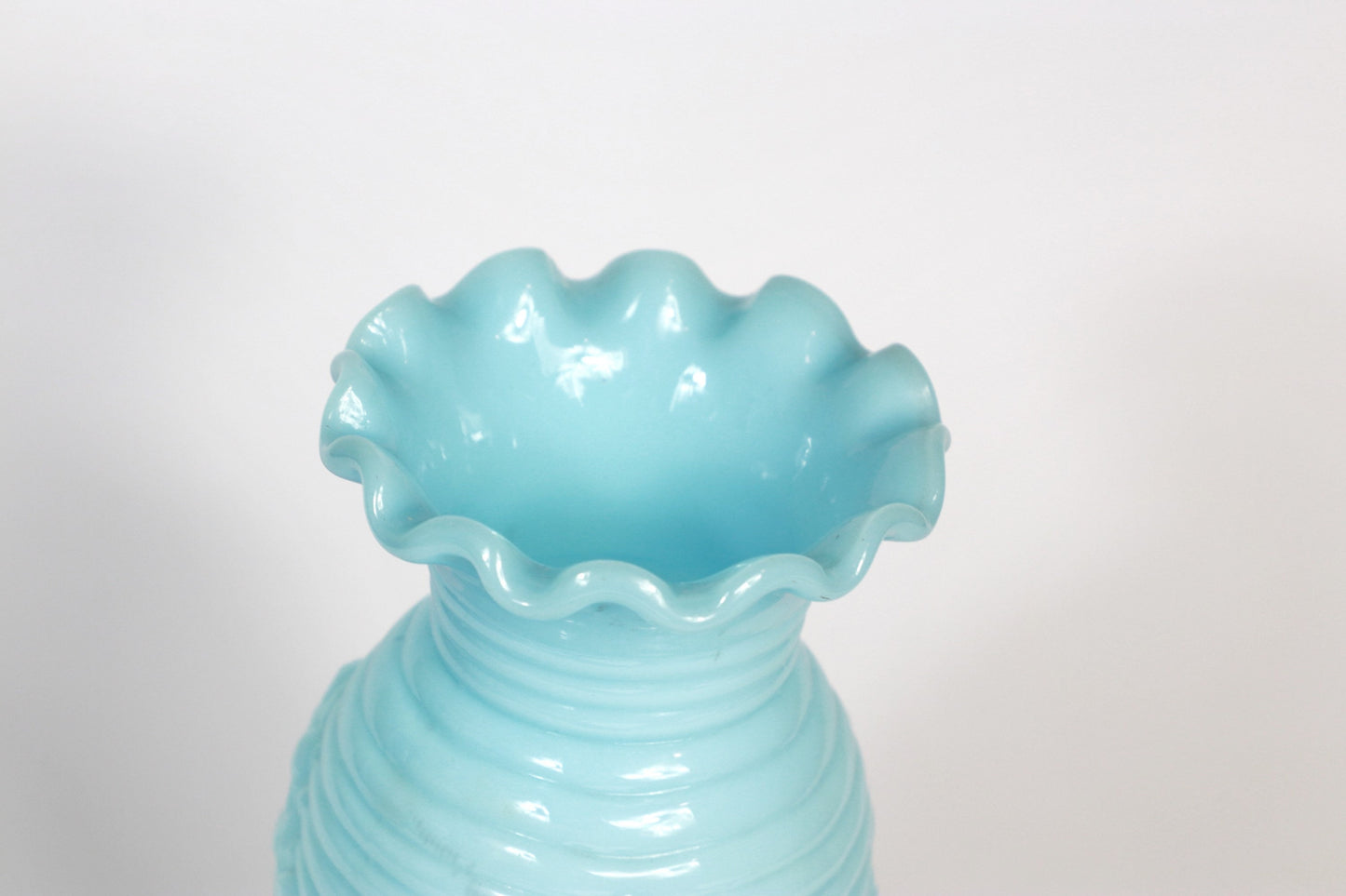 Seltene Vallérysthal Opaline Vase Art Nouveau Glas 4597 Opalglas Milchglas Blau Celeste 1900 1910 Portieux Neptun Poseidon Muschel Nautisch