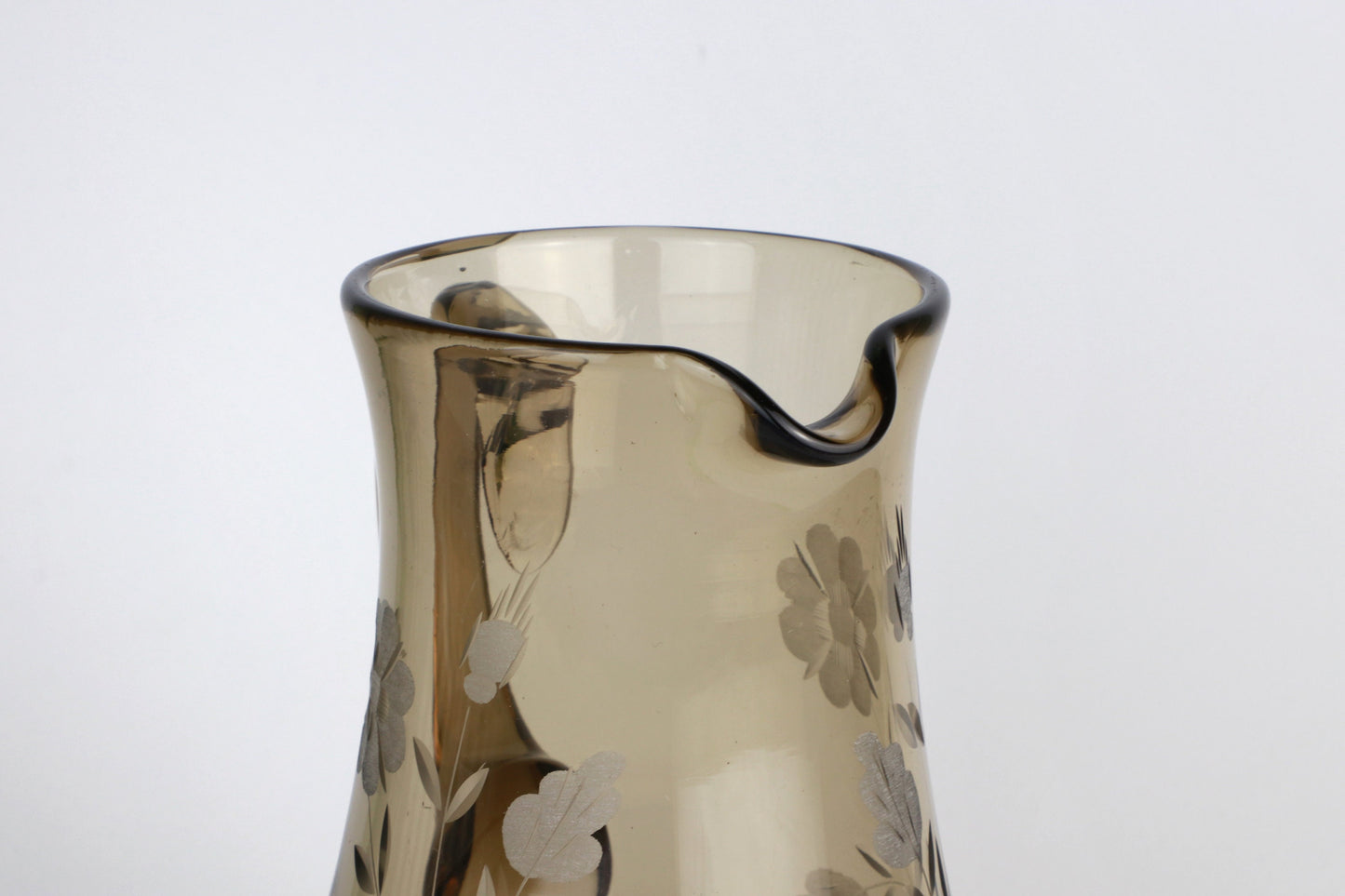 Carafe vintage Verre Fumé Mi Siècle Plomb Coupé Gravure Fleurs Floral Moderniste Verre Gris Brun Pichet Pichet Années 1950 50 60 1960