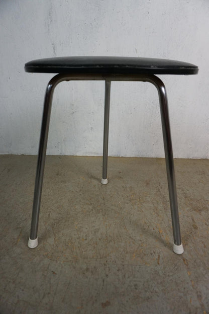 Kultiger Tripod Hocker mit Chromgestell Vintage