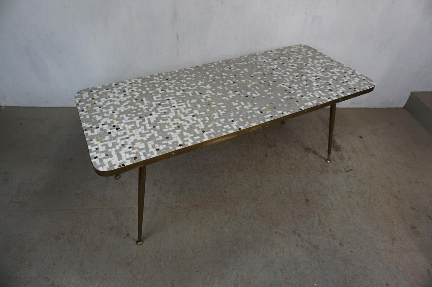 Belle table avec plateau en mosaïque vintage des années 50