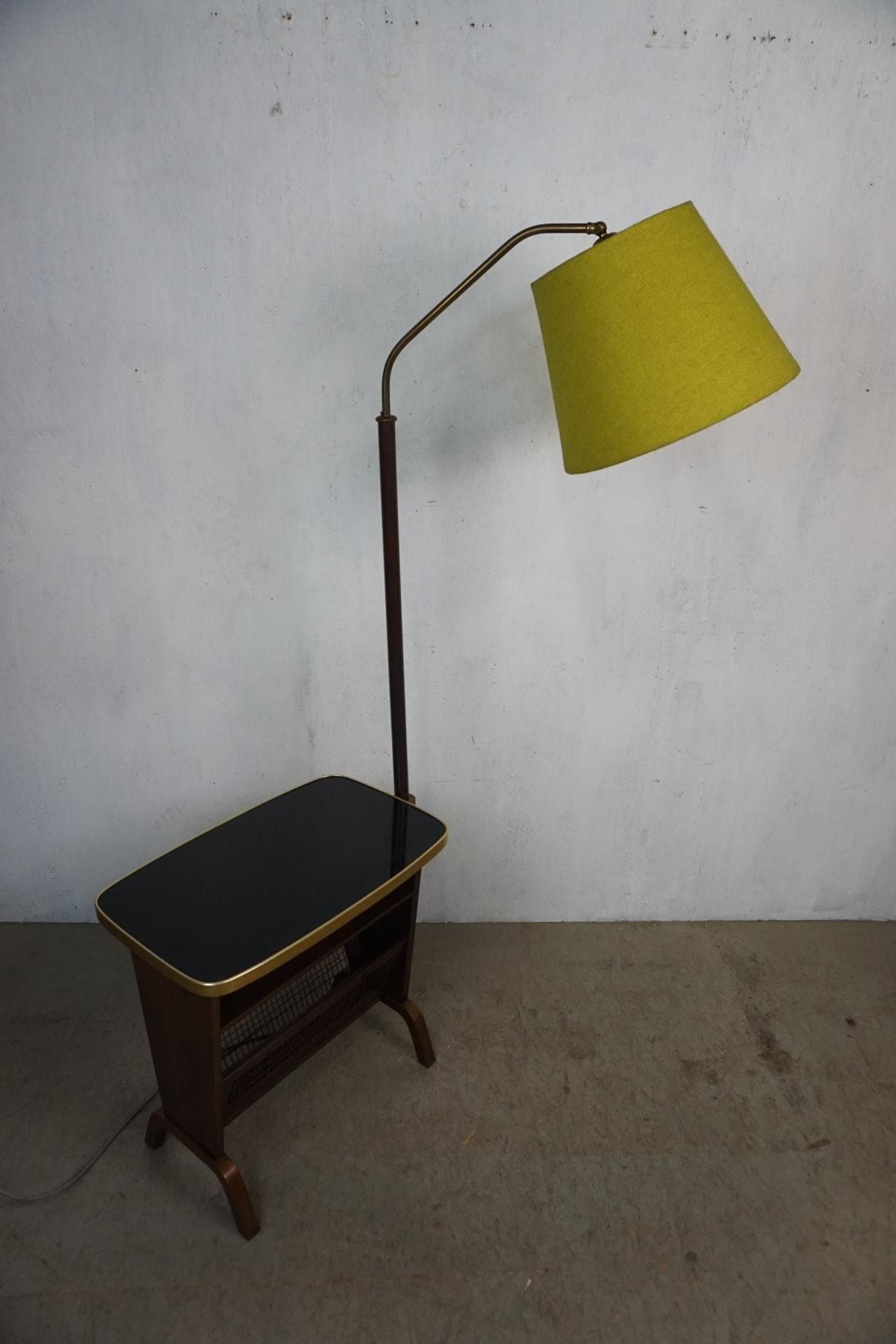 Originelle Stehlampe mit Tisch und Zeitungshalter aus den 50er Jahren Vintage