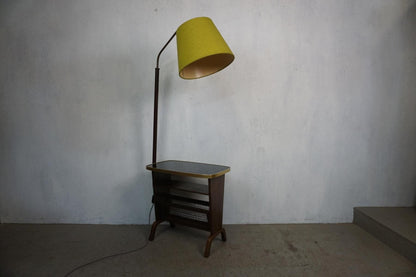 Lampadaire original avec table et porte-journaux vintage des années 50