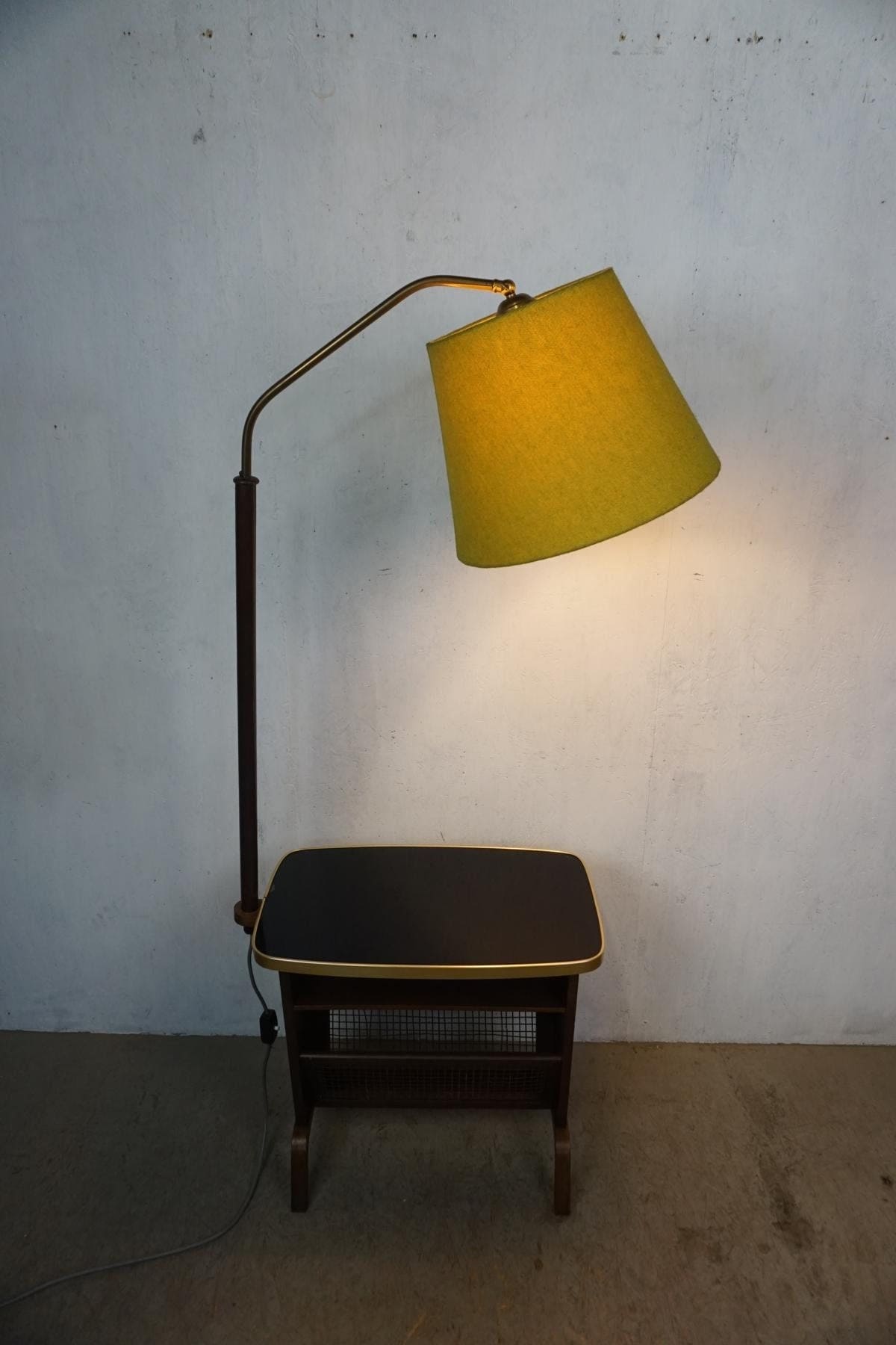 Originelle Stehlampe mit Tisch und Zeitungshalter aus den 50er Jahren Vintage