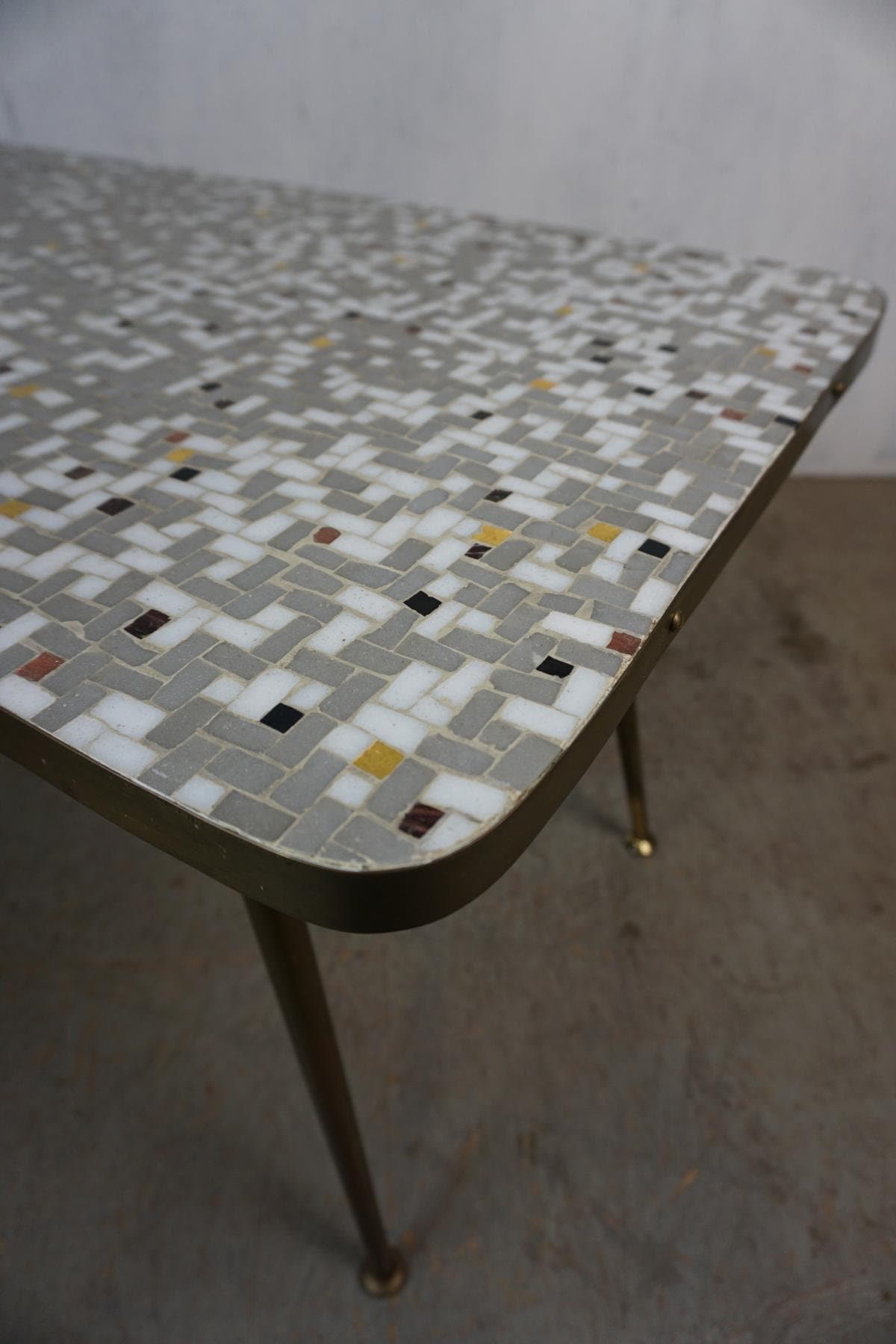 Belle table avec plateau en mosaïque vintage des années 50