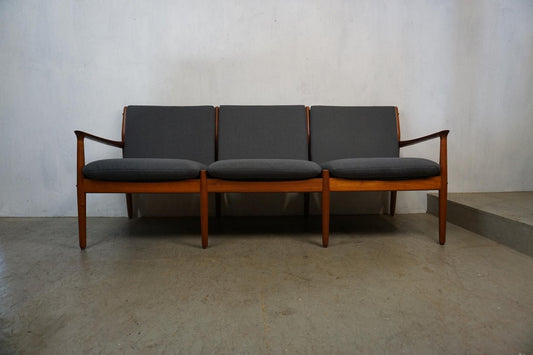 Danish designer couch by Svend Age Eriksen for Glostrup