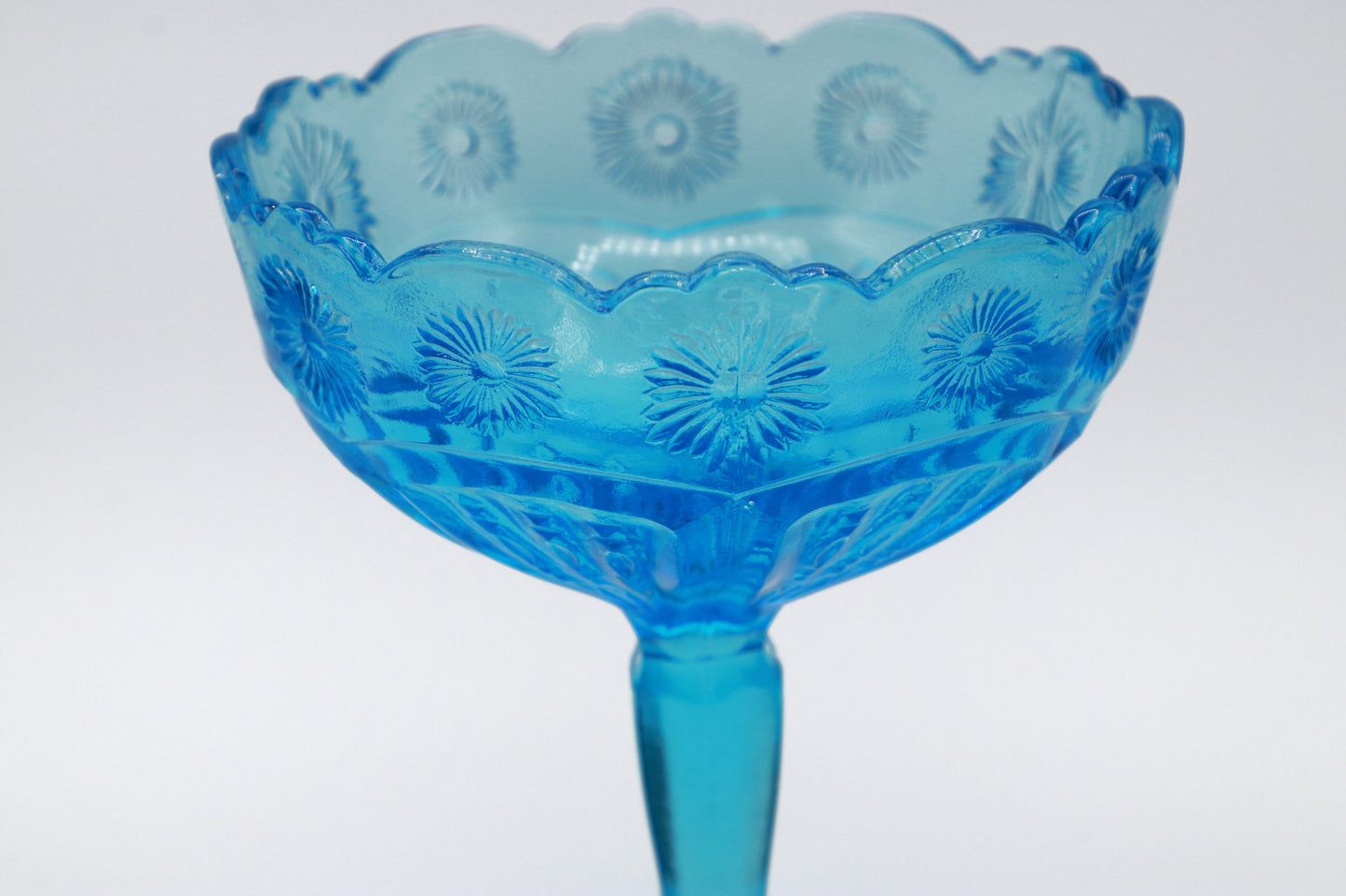 Vintage Fuß Schale Glas Blau Bonbon Schale Bonboniere Pressglas Kelch Pokal Blumen Muster Gänseblümchen Böhmisch böhmen