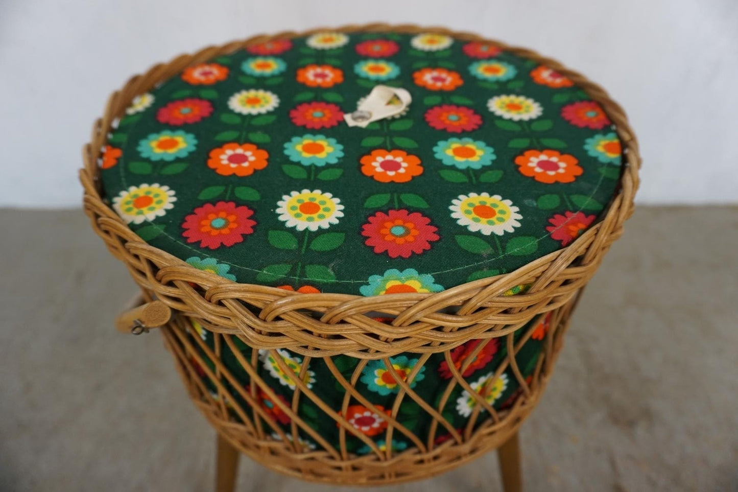 Panier à couture décoratif avec motif floral vintage coloré