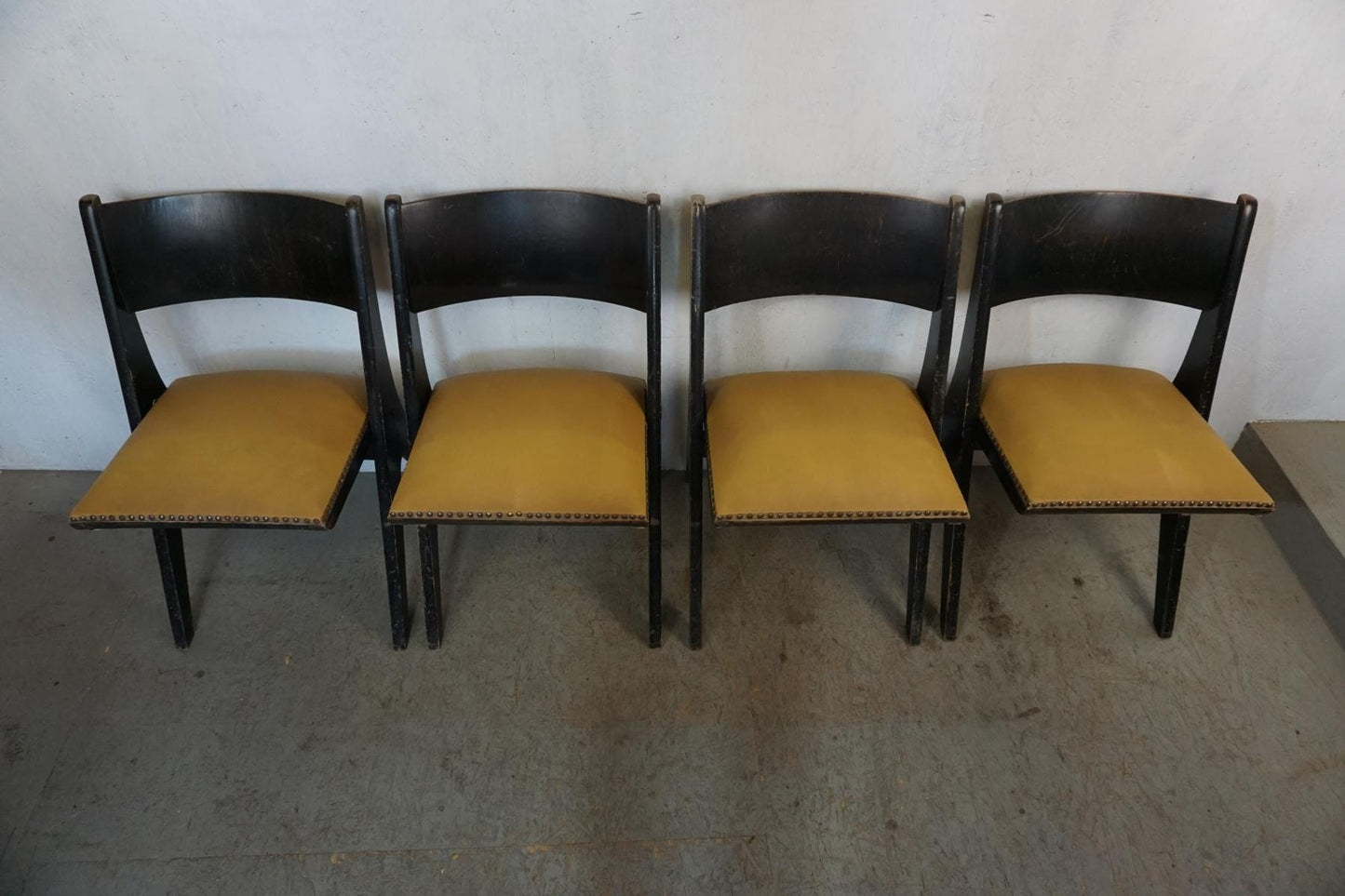 Ensemble de quatre chaises de cinéma originales du vintage des années 1950